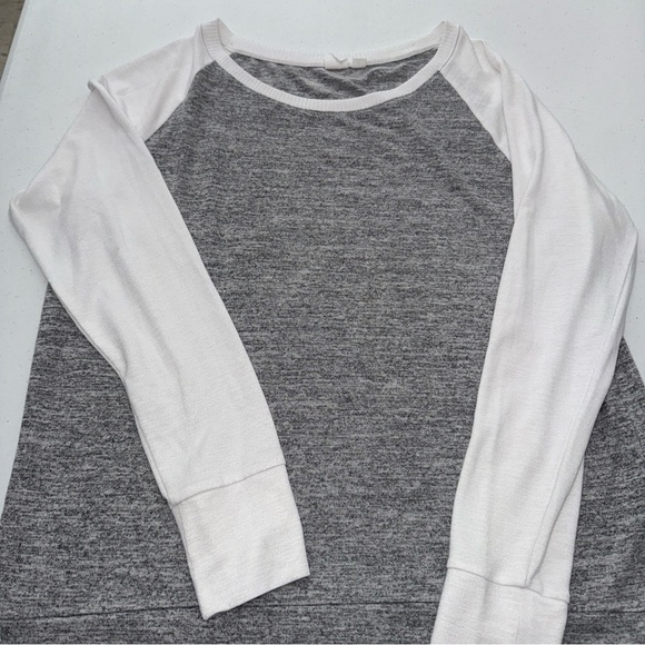 Gap Women Long Sleeve Crew Neck T-Shirt  Sweater Gray & White Sz Med - Picture 6 of 9